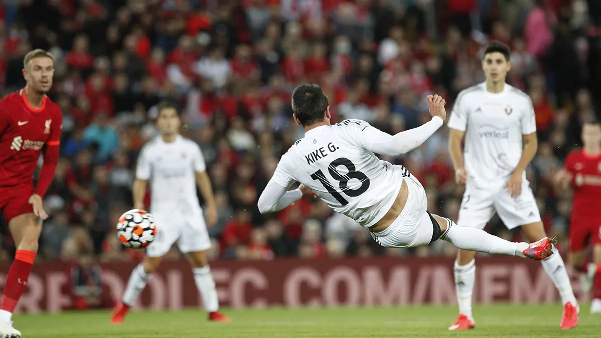 Liverpool y Osasuna se enfrentan en un partido amistoso en Anfield como homenaje a Michael Robinson. C.A. OSASUNA