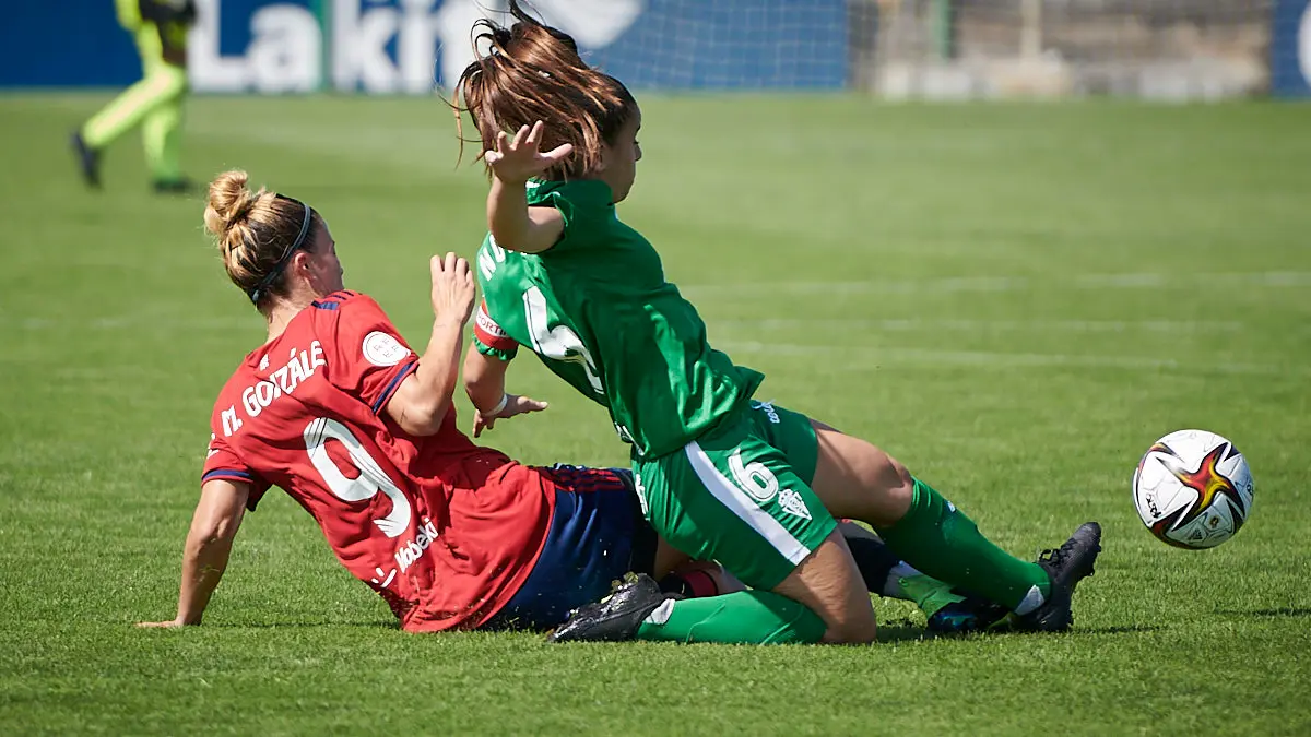 Osasuna femenino se enfrenta al Gijón en las instalaciones de Tajonar. PABLO LASAOSA