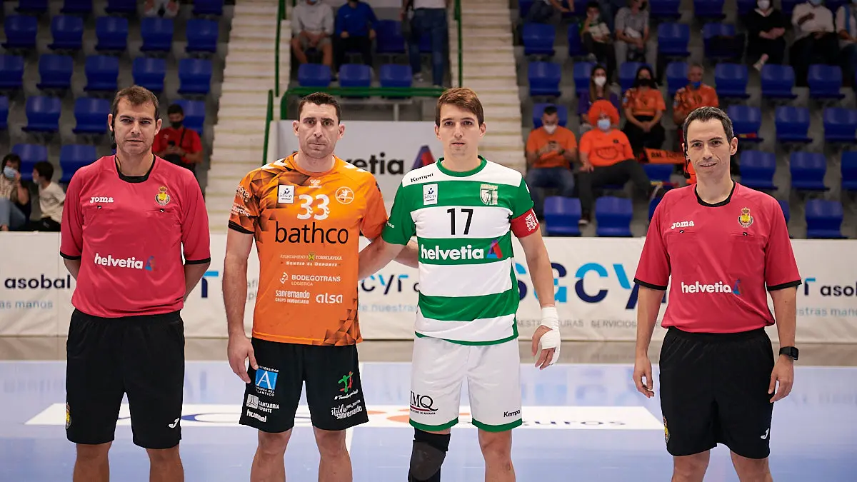 El Helvetia Anaitasuna se enfrenta al Torrelavega en Pamplona. PABLO LASAOSA