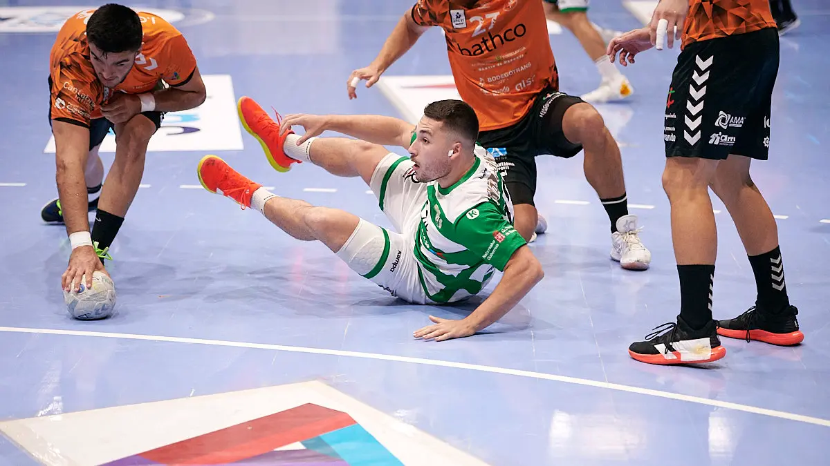 El Helvetia Anaitasuna se enfrenta al Torrelavega en Pamplona. PABLO LASAOSA