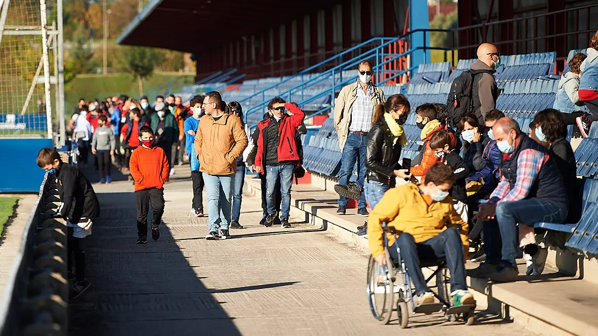 Osasuna se entrena en las instalaciones de Tajonar con afición por primera vez desde que comenzó la crisis del coronavirus. PABLO LASAOSA