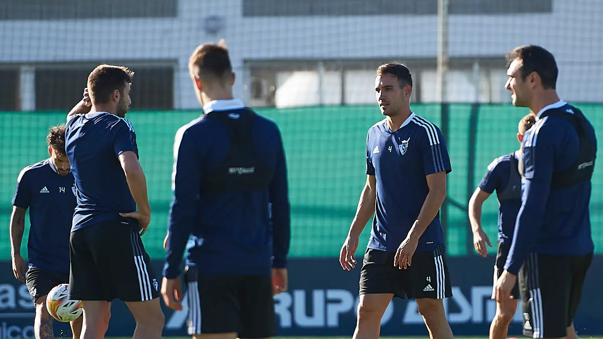 Osasuna se entrena en las instalaciones de Tajonar con afición por primera vez desde que comenzó la crisis del coronavirus. PABLO LASAOSA