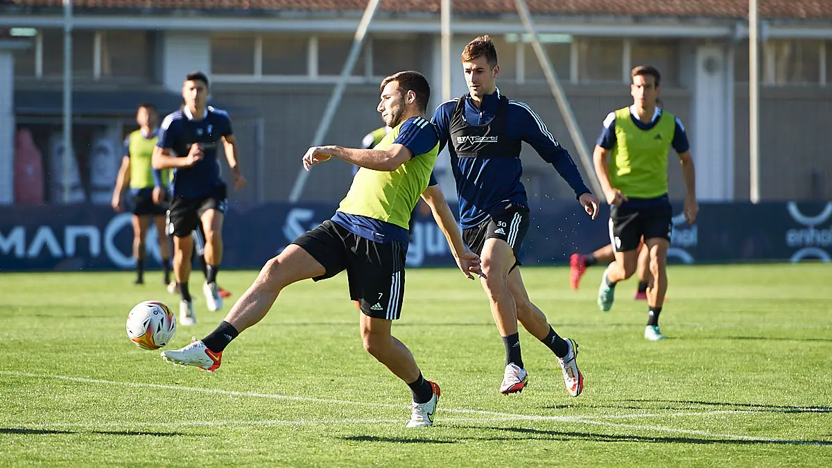 Osasuna se entrena en las instalaciones de Tajonar con afición por primera vez desde que comenzó la crisis del coronavirus. PABLO LASAOSA