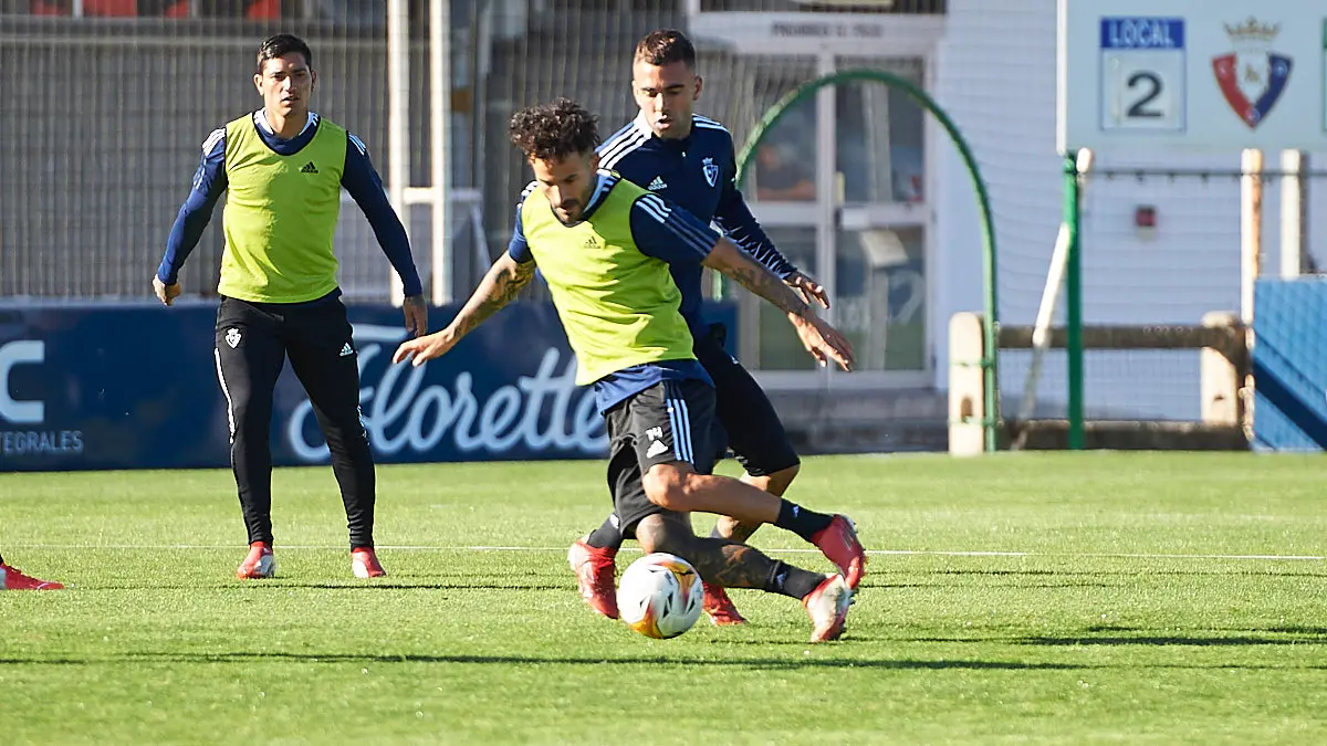 Osasuna se entrena en las instalaciones de Tajonar con afición por primera vez desde que comenzó la crisis del coronavirus. PABLO LASAOSA