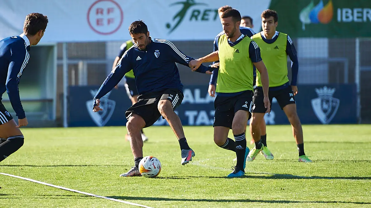Osasuna se entrena en las instalaciones de Tajonar con afición por primera vez desde que comenzó la crisis del coronavirus. PABLO LASAOSA