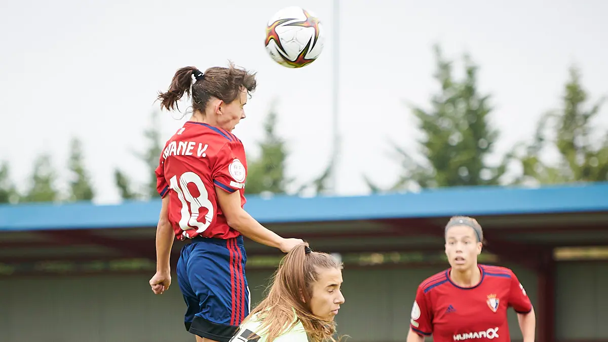 Osasuna femenino se enfrenta al Athletic Club B en las instalaciones de Tajonar. PABLO LASAOSA