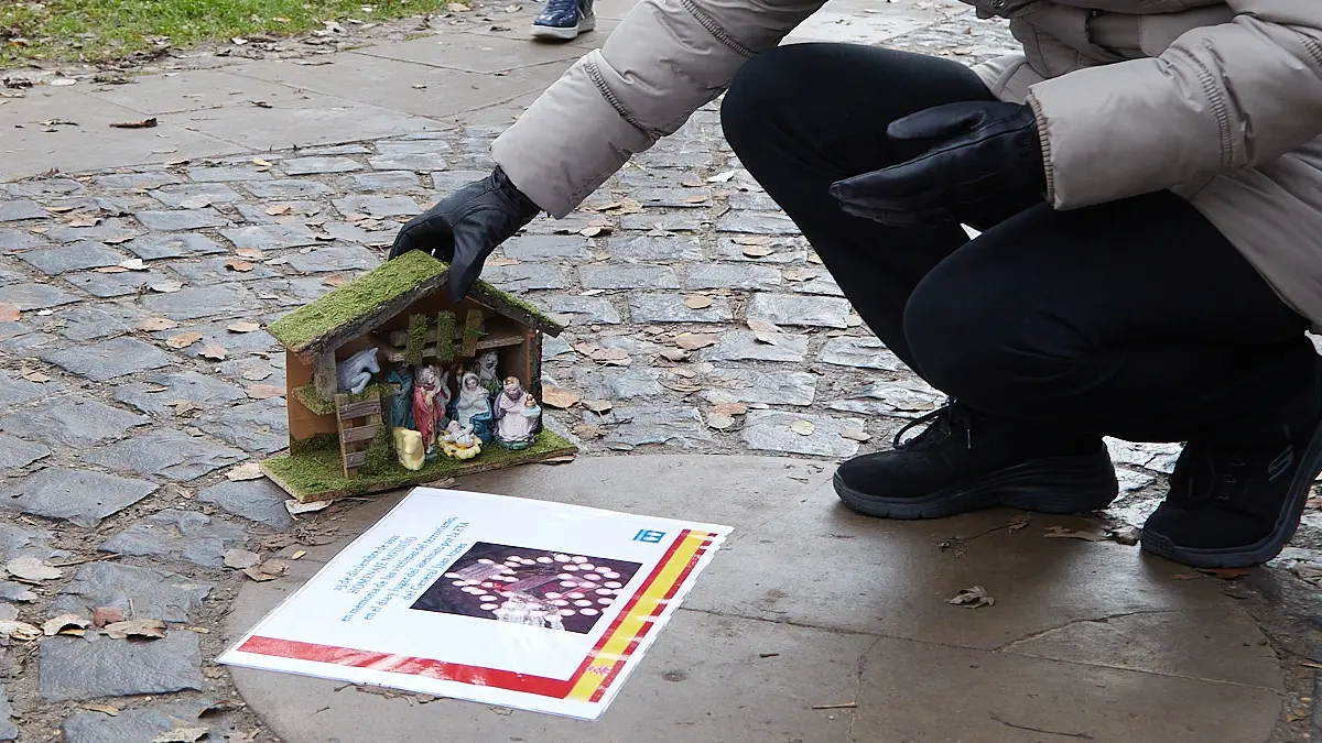 Familiares y amigos de Juan Atarés Peña, asesinado por ETA en 1985, colocan un belén en su recuerdo en el lugar de su muerte en la Vuelta del Castillo de Pamplona en el aniversario de su asesinato. IÑIGO ALZUGARAY