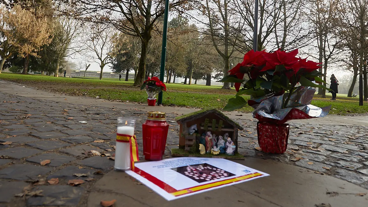 Familiares y amigos de Juan Atarés Peña, asesinado por ETA en 1985, colocan un belén en su recuerdo en el lugar de su muerte en la Vuelta del Castillo de Pamplona en el aniversario de su asesinato. IÑIGO ALZUGARAY
