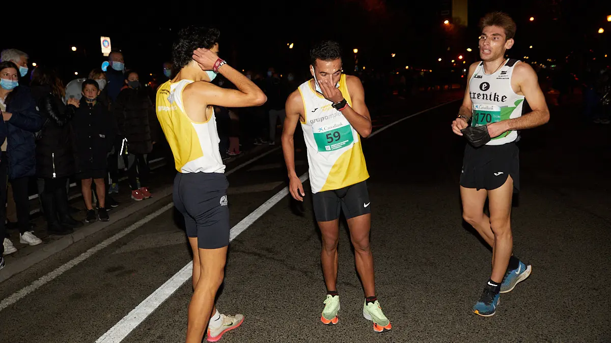 Tres primeros clasificados masculinos en la XXXVIII edición de la San Silvestre de Pamplona 2021 en categoría absoluta. IÑIGO ALZUGARAY