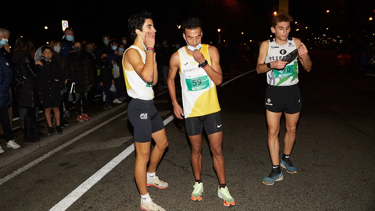 Tres primeros clasificados masculinos en la XXXVIII edición de la San Silvestre de Pamplona 2021 en categoría absoluta. IÑIGO ALZUGARAY