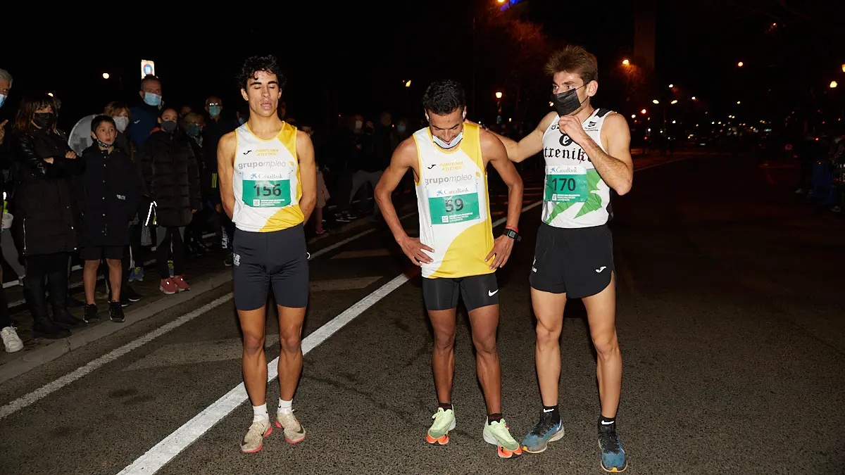 Tres primeros clasificados masculinos en la XXXVIII edición de la San Silvestre de Pamplona 2021 en categoría absoluta. IÑIGO ALZUGARAY