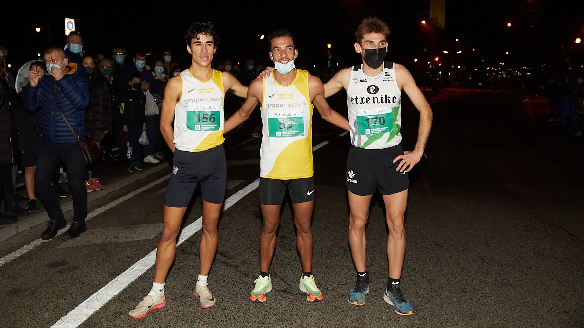Tres primeros clasificados masculinos en la XXXVIII edición de la San Silvestre de Pamplona 2021 en categoría absoluta. IÑIGO ALZUGARAY