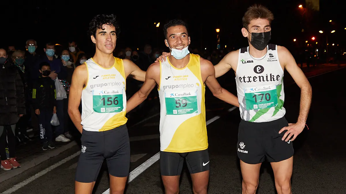 Tres primeros clasificados masculinos en la XXXVIII edición de la San Silvestre de Pamplona 2021 en categoría absoluta. IÑIGO ALZUGARAY