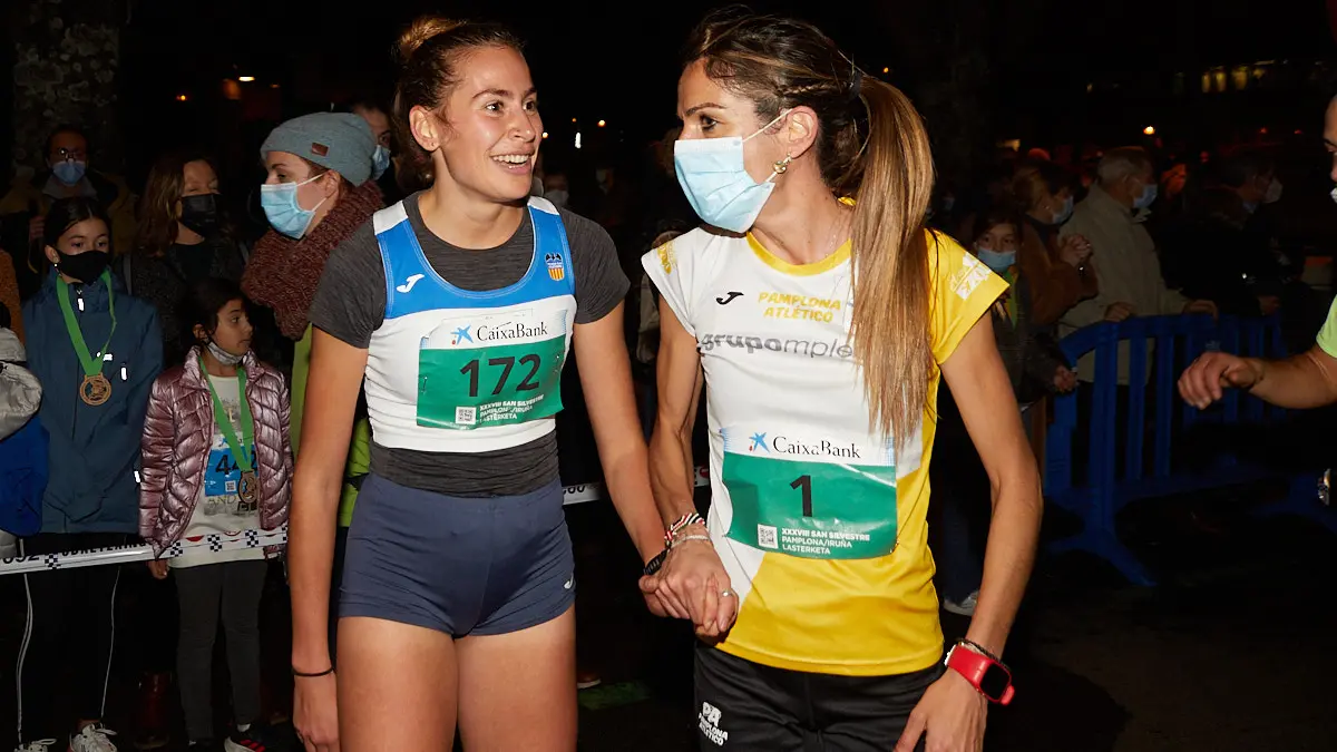 Tres primeras clasificadas femeninas en la XXXVIII edición de la San Silvestre de Pamplona 2021 en categoría absoluta. IÑIGO ALZUGARAY