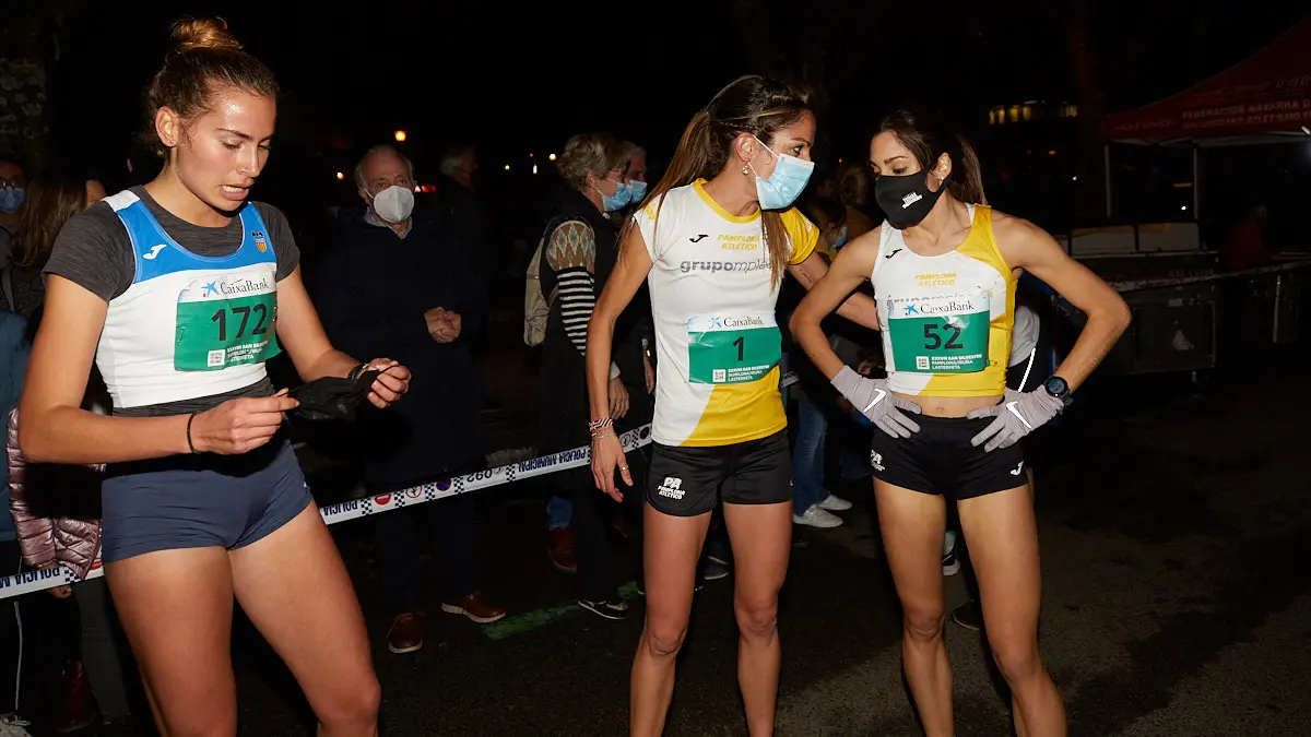 Tres primeras clasificadas femeninas en la XXXVIII edición de la San Silvestre de Pamplona 2021 en categoría absoluta. IÑIGO ALZUGARAY