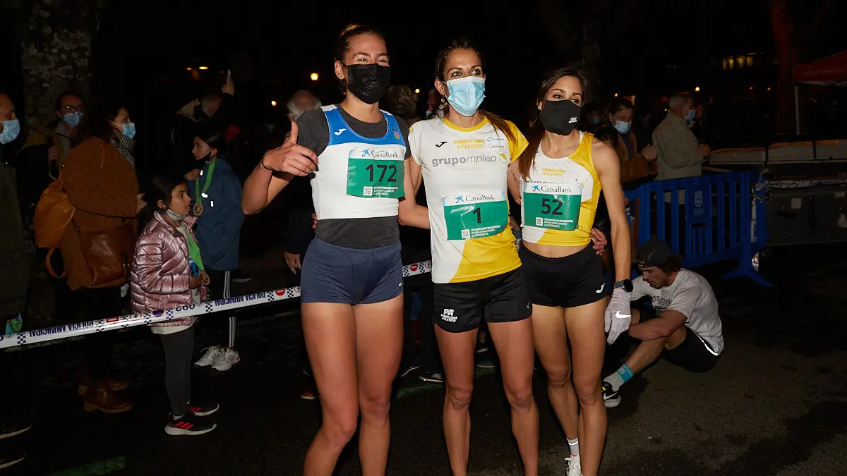Tres primeras clasificadas femeninas en la XXXVIII edición de la San Silvestre de Pamplona 2021 en categoría absoluta. IÑIGO ALZUGARAY