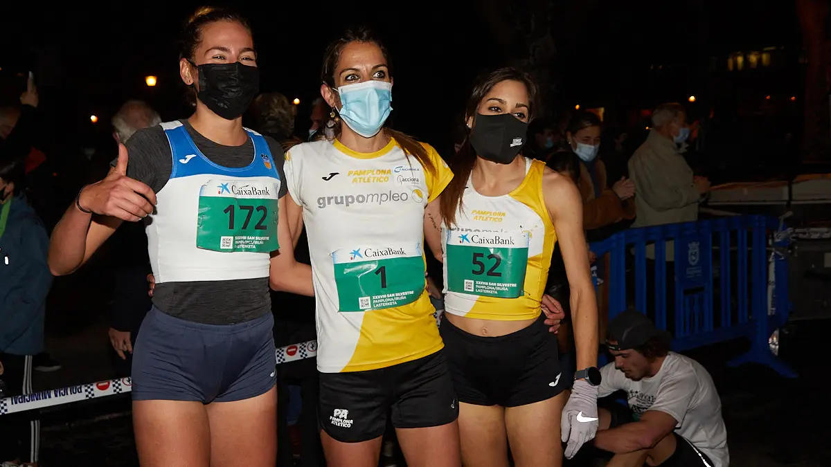 Tres primeras clasificadas femeninas en la XXXVIII edición de la San Silvestre de Pamplona 2021 en categoría absoluta. IÑIGO ALZUGARAY