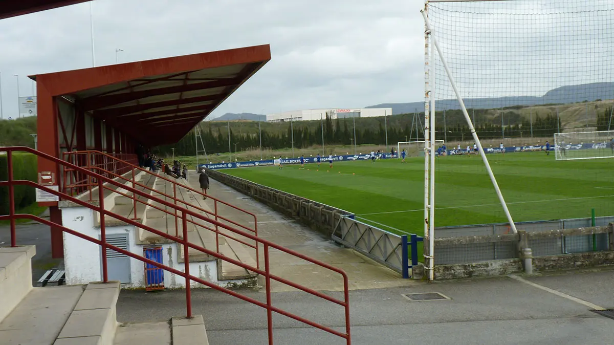 Grada y campo de fútbol en las Instalaciones deportivas de Tajonar. navarra.com