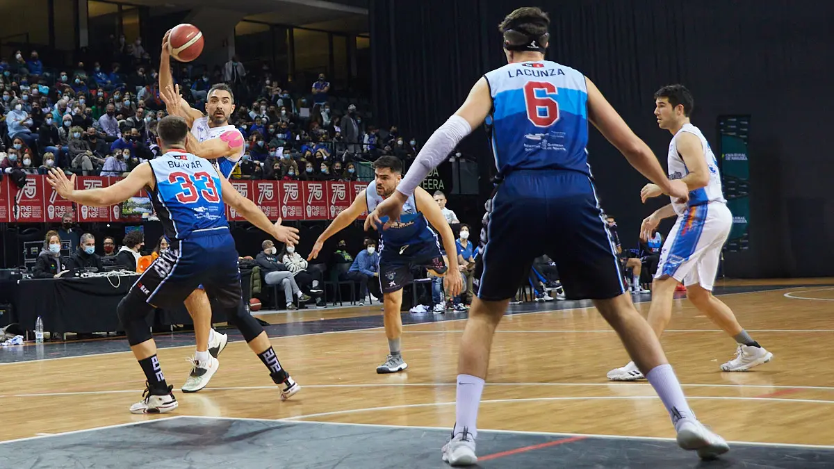 Partido de baloncesto de la Liga EBA entre el Megacalzado Ardoi y el Valle de Egüés disputado en el pabellón Navarra Arena. IÑIGO ALZUGARAY