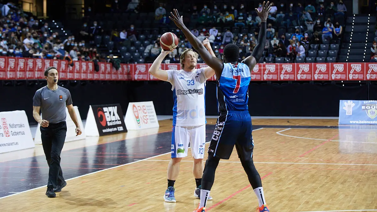 Partido de baloncesto de la Liga EBA entre el Megacalzado Ardoi y el Valle de Egüés disputado en el pabellón Navarra Arena. IÑIGO ALZUGARAY