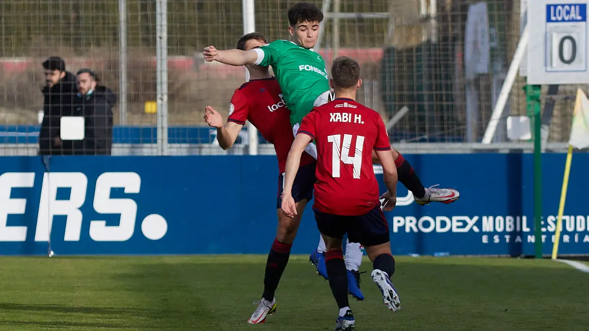 Partido de fútbol correspondiente al grupo 2 de la Segunda RFEF entre Osasuna Promesas y AD San Juan disputado en las instalaciones de Tajonar. IÑIGO ALZUGARAY