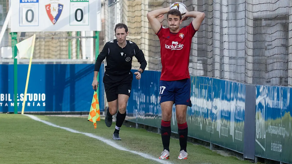 Partido de fútbol correspondiente al grupo 2 de la Segunda RFEF entre Osasuna Promesas y AD San Juan disputado en las instalaciones de Tajonar. IÑIGO ALZUGARAY