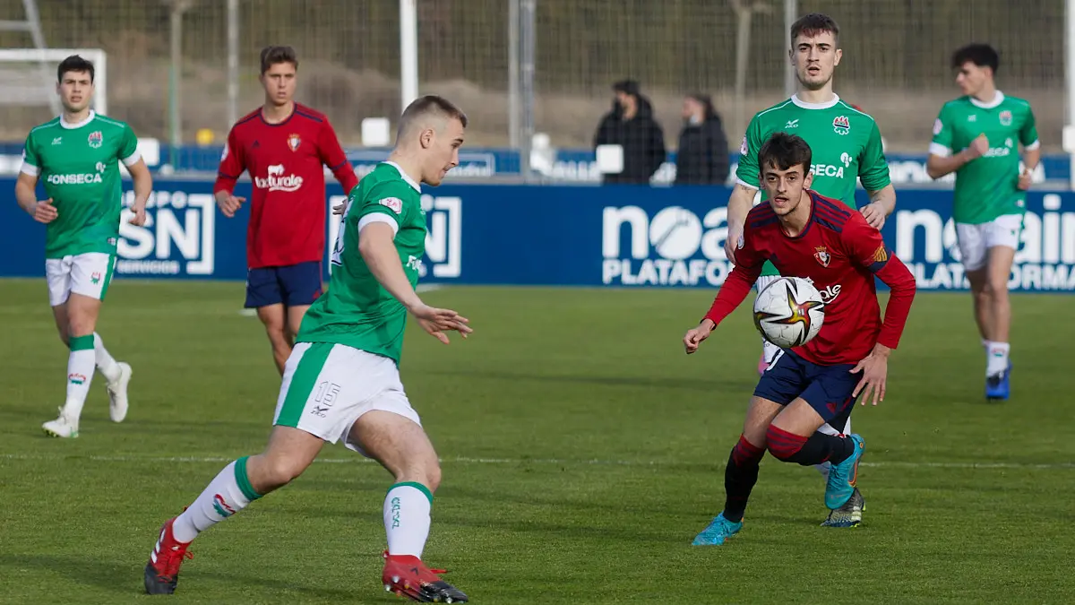 Partido de fútbol correspondiente al grupo 2 de la Segunda RFEF entre Osasuna Promesas y AD San Juan disputado en las instalaciones de Tajonar. IÑIGO ALZUGARAY
