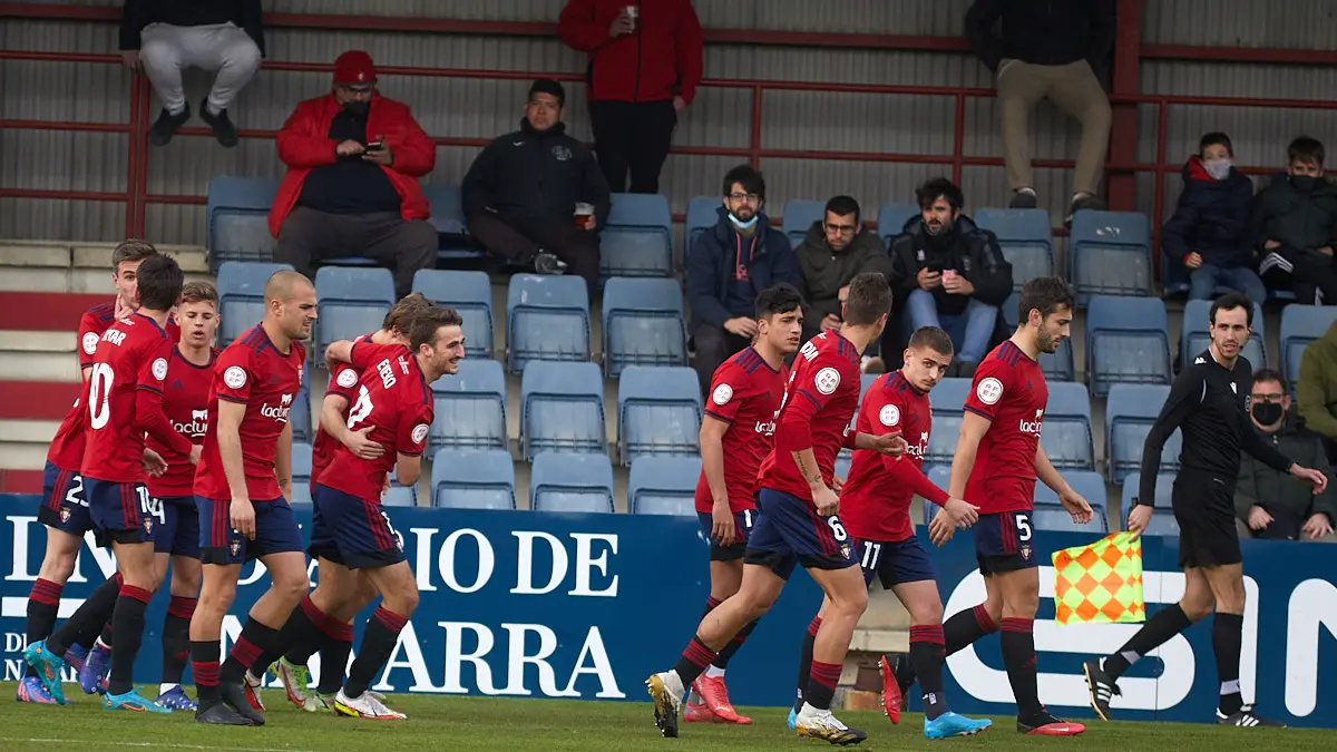 Partido de fútbol correspondiente al grupo 2 de la Segunda RFEF entre Osasuna Promesas y AD San Juan disputado en las instalaciones de Tajonar. IÑIGO ALZUGARAY