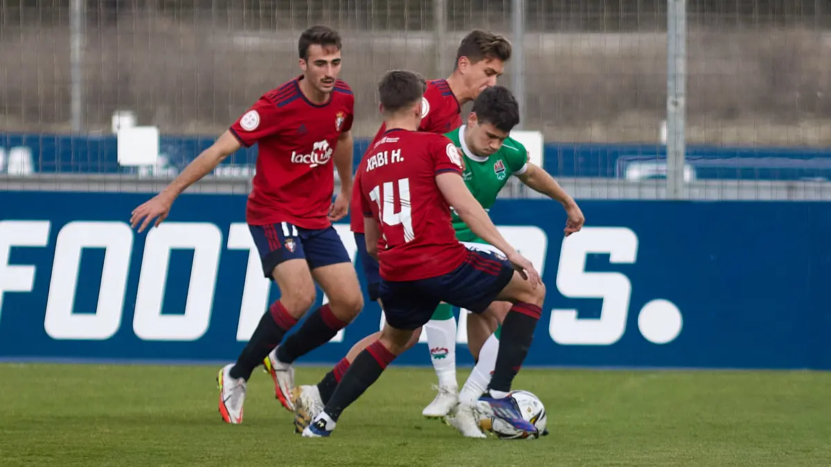 Partido de fútbol correspondiente al grupo 2 de la Segunda RFEF entre Osasuna Promesas y AD San Juan disputado en las instalaciones de Tajonar. IÑIGO ALZUGARAY