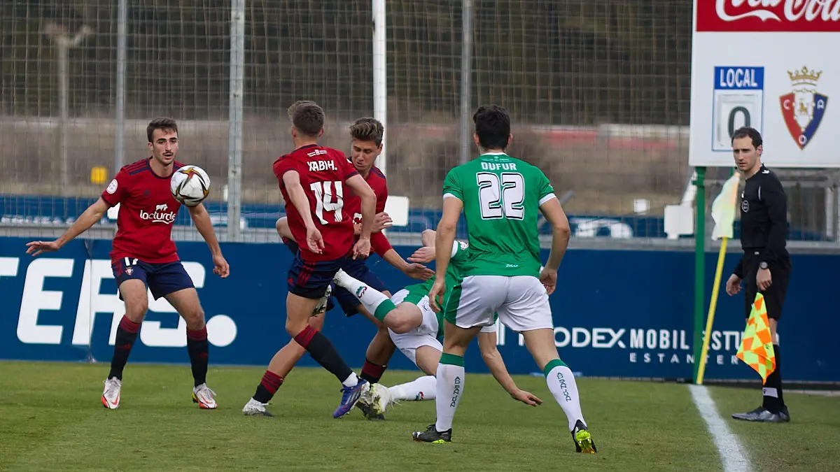 Partido de fútbol correspondiente al grupo 2 de la Segunda RFEF entre Osasuna Promesas y AD San Juan disputado en las instalaciones de Tajonar. IÑIGO ALZUGARAY
