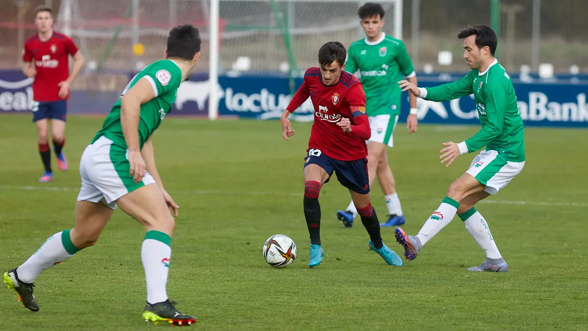 Partido de fútbol correspondiente al grupo 2 de la Segunda RFEF entre Osasuna Promesas y AD San Juan disputado en las instalaciones de Tajonar. IÑIGO ALZUGARAY