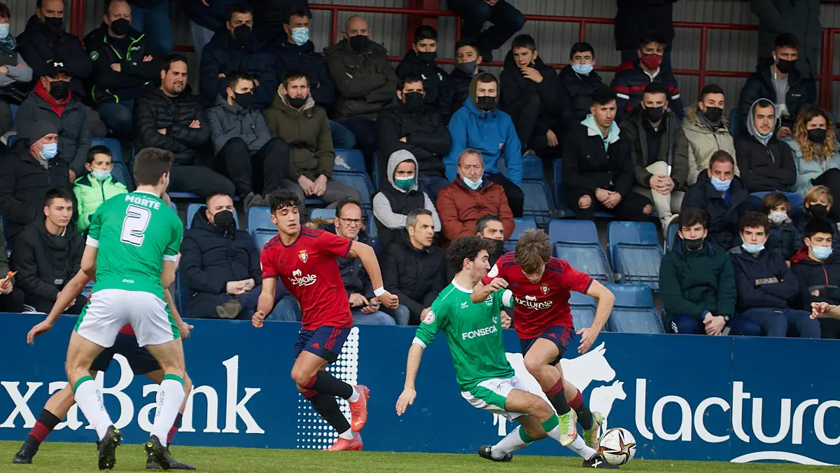 Partido de fútbol correspondiente al grupo 2 de la Segunda RFEF entre Osasuna Promesas y AD San Juan disputado en las instalaciones de Tajonar. IÑIGO ALZUGARAY