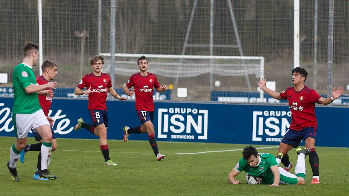 Partido de fútbol correspondiente al grupo 2 de la Segunda RFEF entre Osasuna Promesas y AD San Juan disputado en las instalaciones de Tajonar. IÑIGO ALZUGARAY