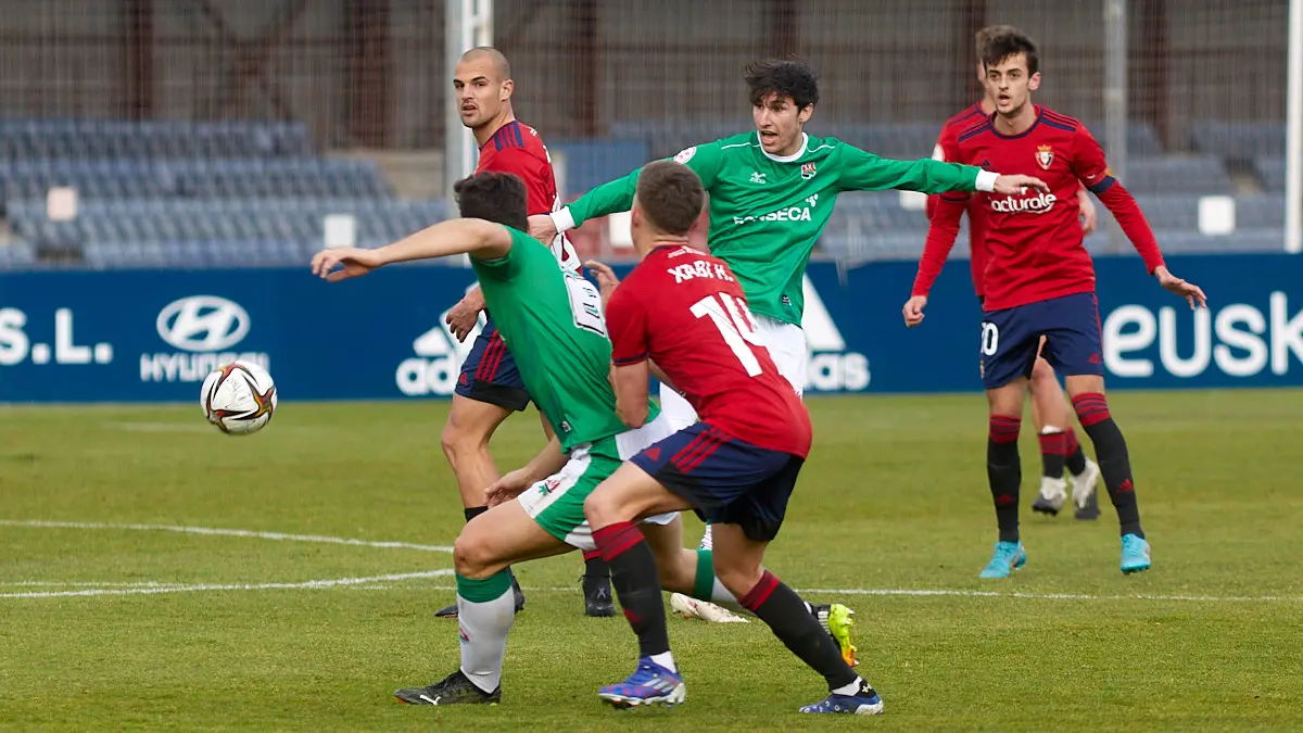 Partido de fútbol correspondiente al grupo 2 de la Segunda RFEF entre Osasuna Promesas y AD San Juan disputado en las instalaciones de Tajonar. IÑIGO ALZUGARAY