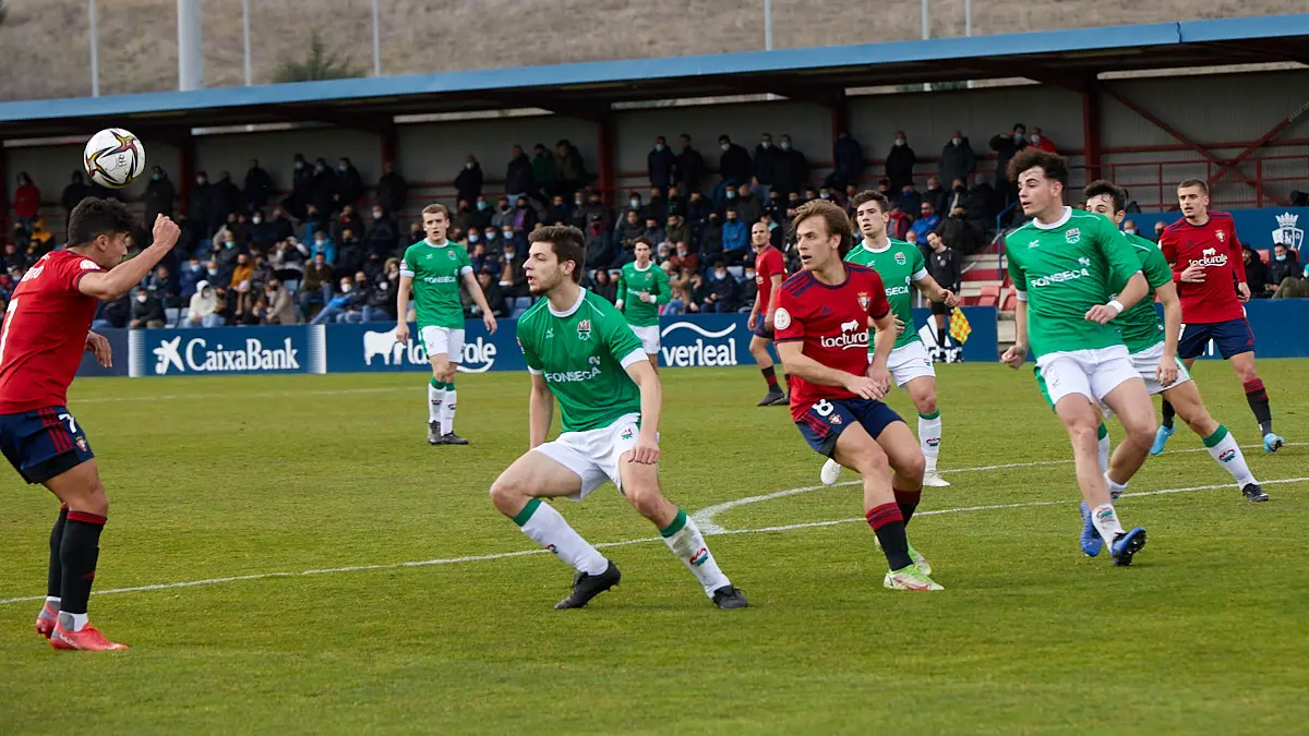 Partido de fútbol correspondiente al grupo 2 de la Segunda RFEF entre Osasuna Promesas y AD San Juan disputado en las instalaciones de Tajonar. IÑIGO ALZUGARAY