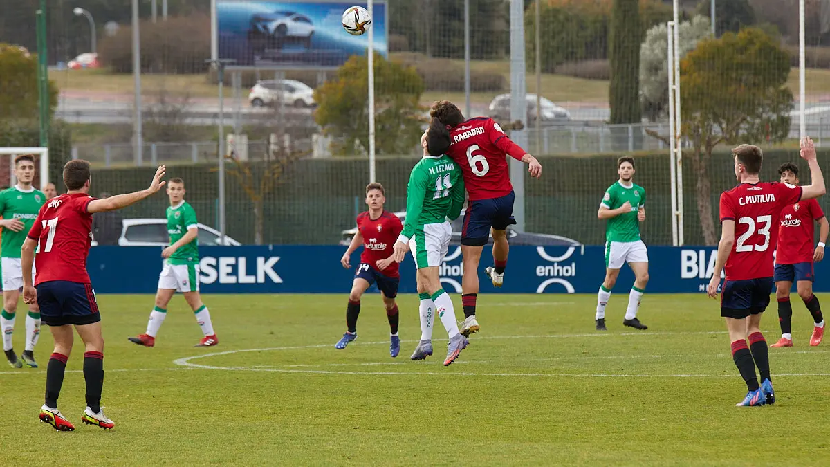 Partido de fútbol correspondiente al grupo 2 de la Segunda RFEF entre Osasuna Promesas y AD San Juan disputado en las instalaciones de Tajonar. IÑIGO ALZUGARAY