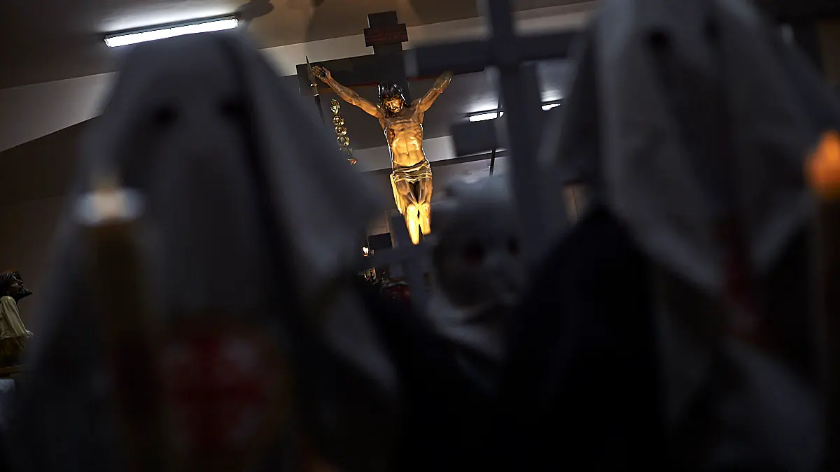 La Hermandad de la Pasión de Pamplona realiza el tradicional traslado del Cristo Alzado a la Catedral. PABLO LASAOSA