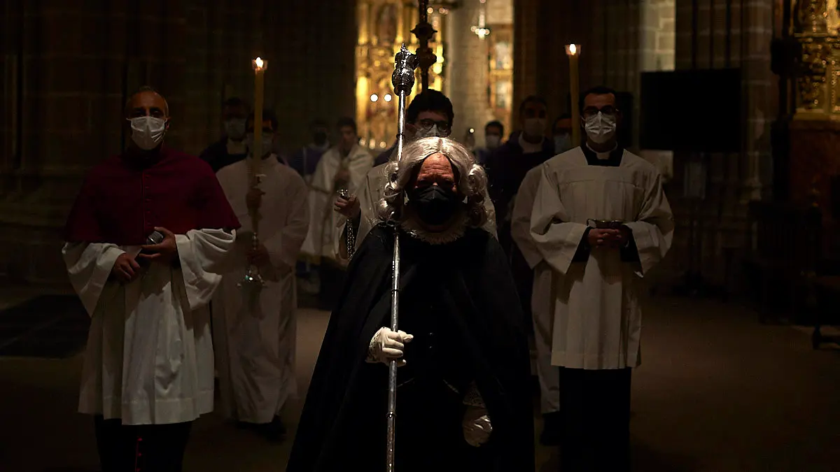 La Hermandad de la Pasión de Pamplona realiza el tradicional traslado del Cristo Alzado a la Catedral. PABLO LASAOSA