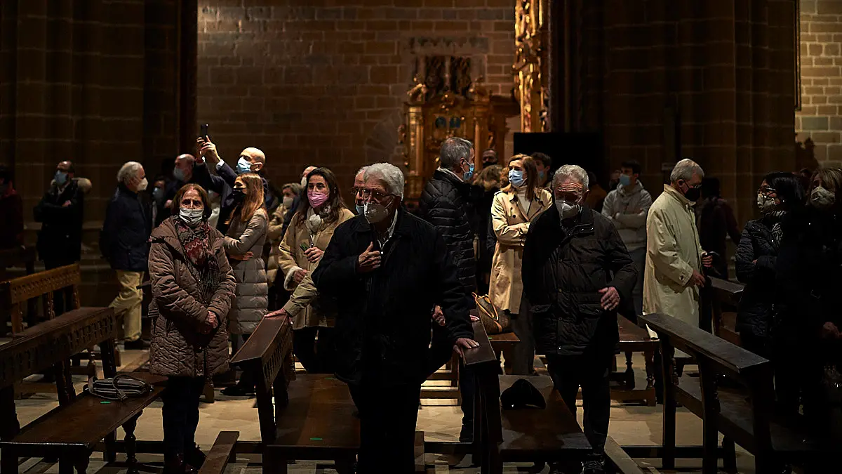 La Hermandad de la Pasión de Pamplona realiza el tradicional traslado del Cristo Alzado a la Catedral. PABLO LASAOSA