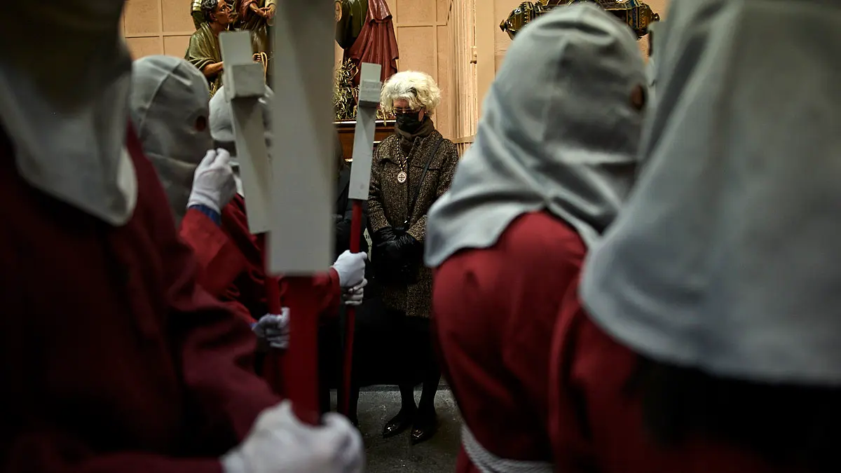 La Hermandad de la Pasión de Pamplona realiza el tradicional traslado del Cristo Alzado a la Catedral. PABLO LASAOSA