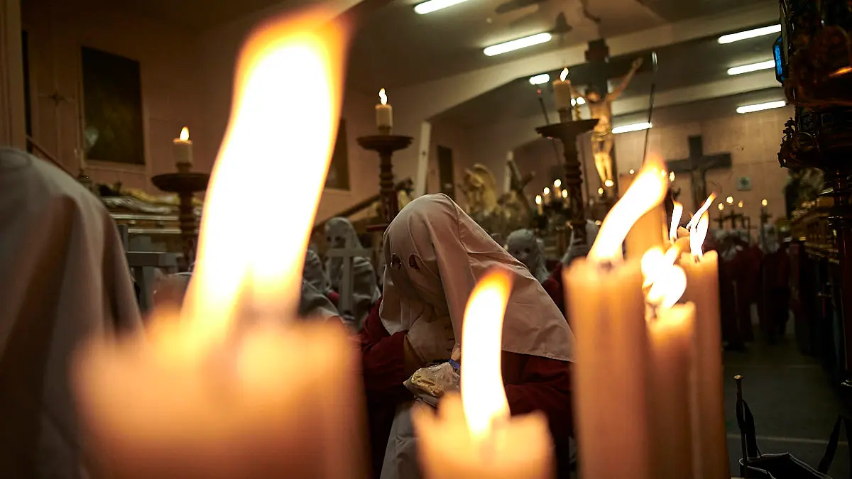 La Hermandad de la Pasión de Pamplona realiza el tradicional traslado del Cristo Alzado a la Catedral. PABLO LASAOSA