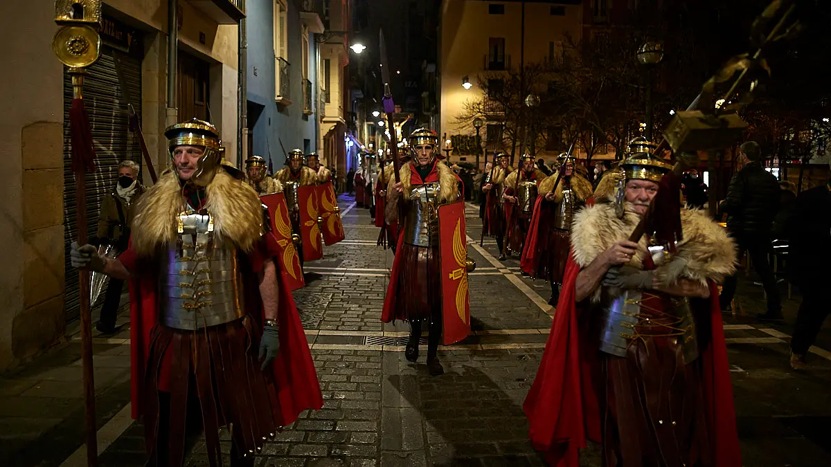 La Hermandad de la Pasión de Pamplona realiza el tradicional traslado del Cristo Alzado a la Catedral. PABLO LASAOSA