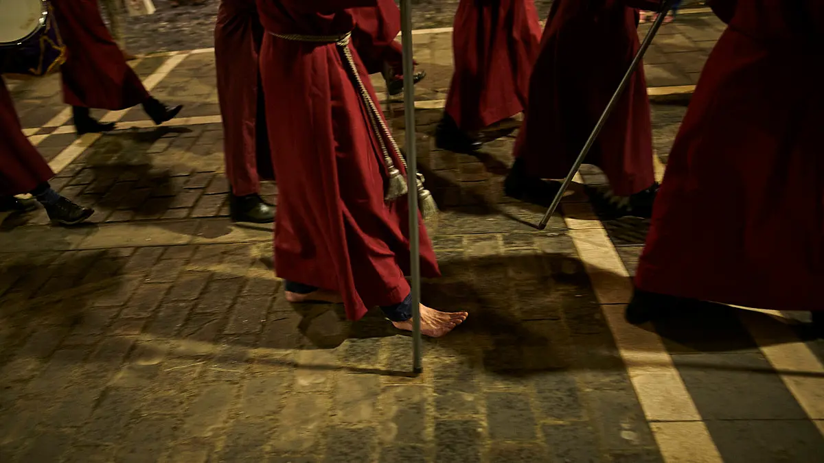 La Hermandad de la Pasión de Pamplona realiza el tradicional traslado del Cristo Alzado a la Catedral. PABLO LASAOSA