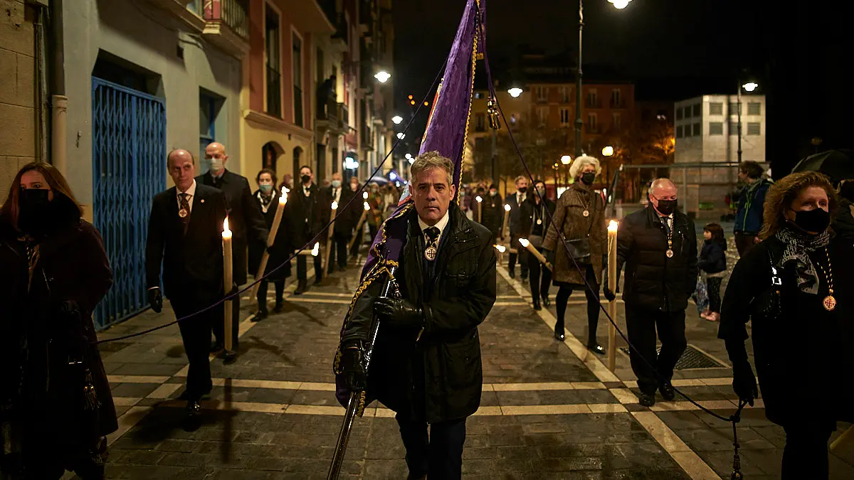 La Hermandad de la Pasión de Pamplona realiza el tradicional traslado del Cristo Alzado a la Catedral. PABLO LASAOSA