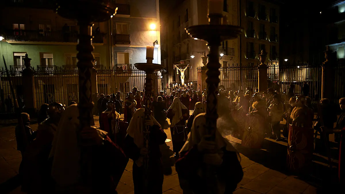 La Hermandad de la Pasión de Pamplona realiza el tradicional traslado del Cristo Alzado a la Catedral. PABLO LASAOSA