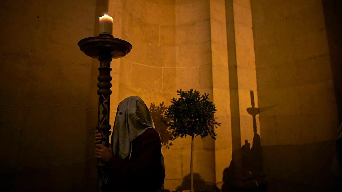La Hermandad de la Pasión de Pamplona realiza el tradicional traslado del Cristo Alzado a la Catedral. PABLO LASAOSA