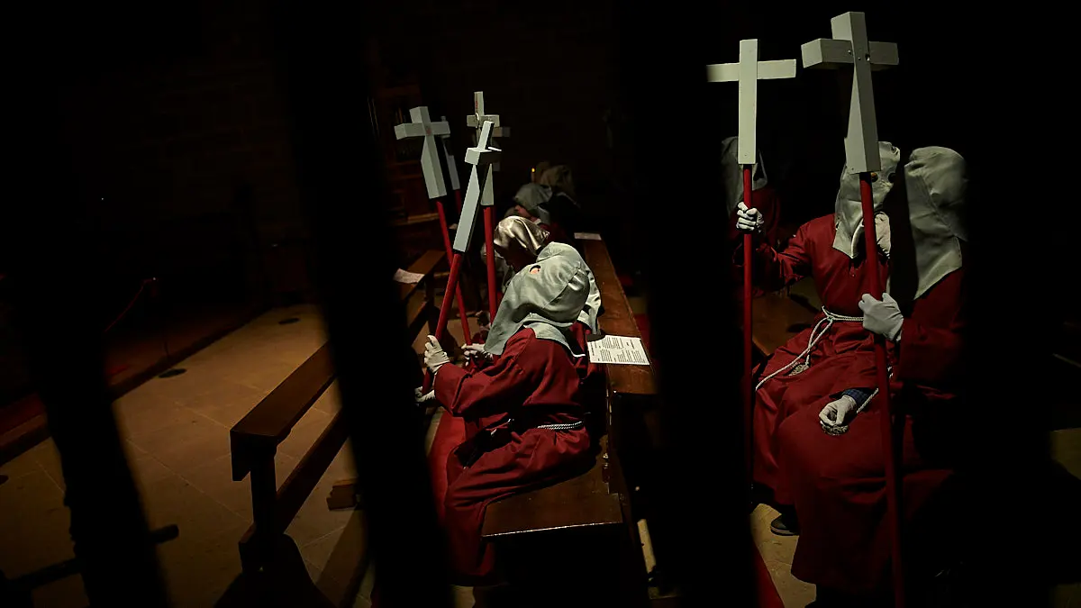 La Hermandad de la Pasión de Pamplona realiza el tradicional traslado del Cristo Alzado a la Catedral. PABLO LASAOSA