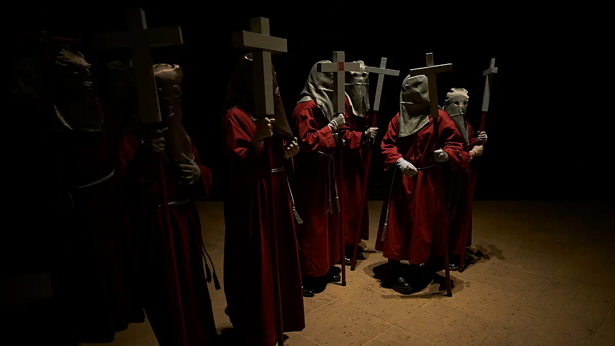 La Hermandad de la Pasión de Pamplona realiza el tradicional traslado del Cristo Alzado a la Catedral. PABLO LASAOSA