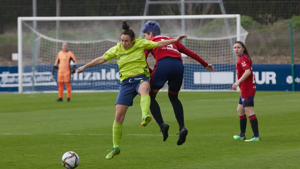 Partido de la Segunda División Femenina de Fútbol entre Osasuna y Levante Las Planas disputado en las instalaciones de Tajonar. IÑIGO ALZUGARAY
