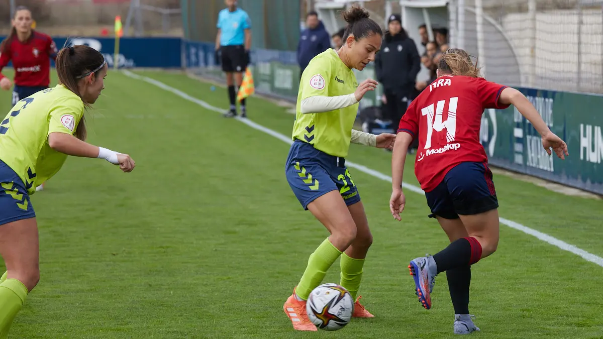 Partido de la Segunda División Femenina de Fútbol entre Osasuna y Levante Las Planas disputado en las instalaciones de Tajonar. IÑIGO ALZUGARAY